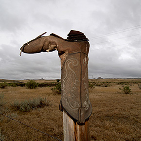 Back in the ROADSIDE USA　15　Cowboy Boots Fenceposts, Miles City, MT